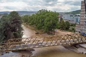 In Bad Neuenahr-Ahrweiler hat das THW eine Behelfsbrücke über die Ahr errichtet.