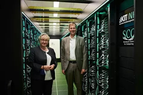 Theresia Bauer und Oliver Kraft bei der Einweihung des Supercomputers HoreKa am KIT.