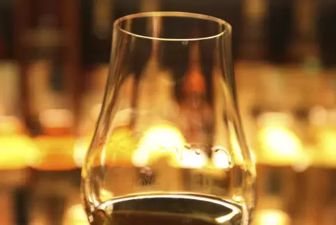 Sechs schottische Laphroaig-Whiskys werden kredenzt. 