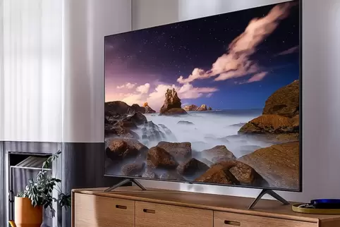 Ein 4K-Fernseher mit 85 Zoll passt nicht an jede Wand, bietet aber großes Filmvergnügen.