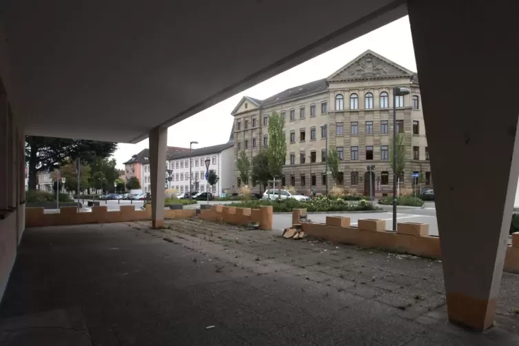 Vom Grundst&uuml;ck aus blickt man auf das Landesamt f&uuml;r Soziales, Jugend und Versorgung und das Arbeitsgericht links daneben. 