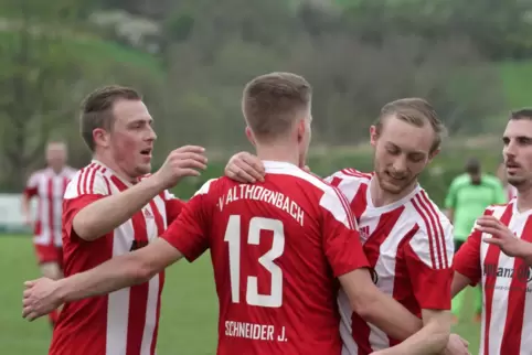 Althornbachs Jonas Schneider (Zweiter von links) würde sich auch in der neuen Saison gerne für wichtige Treffer feiern lassen.