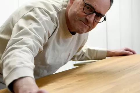 Für sein Engagement in der Ausbildung und bei anderen Ehrenämtern bekommt der Frankenthaler Schreiner Helmut Schreider von der H