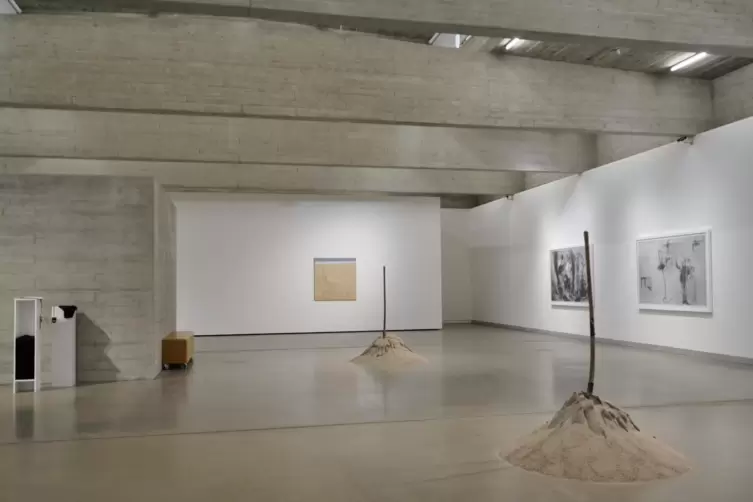 Interaktive Kunst: Die Besucher der Ausstellung sind aufgefordert, Sand von einem Haufen auf den anderen zu schippen – so lange 