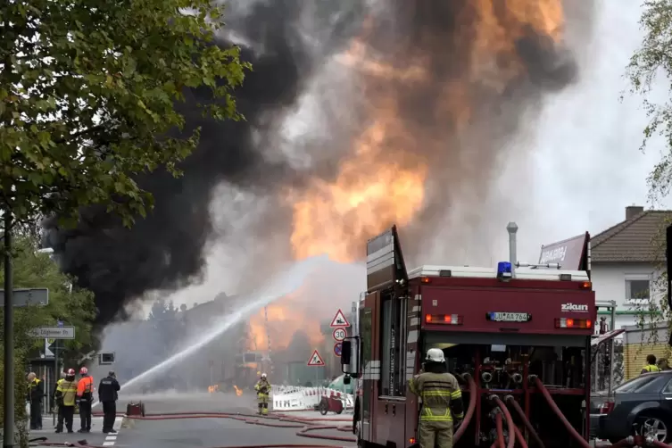 Nach der Explosion loderte eine Gasfackel über der Unglücksstelle. 