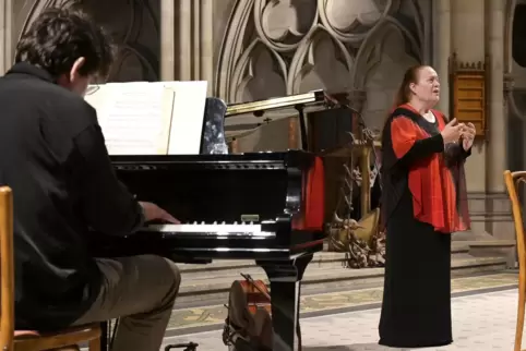 Eröffnung: Konzertinitiator David Serebryanik begleitet seine Mutter, die Sopranistin Raissa Chepcherenko, am Piano beim Glauben