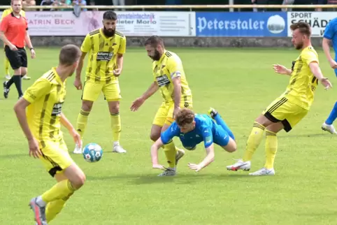 Negativer Höhepunkt der bisherigen Vorbereitung: Dudenhofen (gelb) unterliegt Walldorf II 1:6.