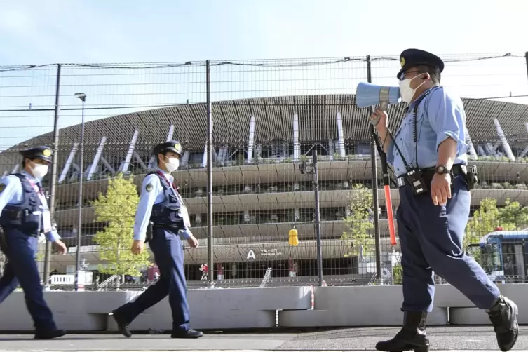 Patrouille: Polizisten vor dem Olympiastadion in Tokio.