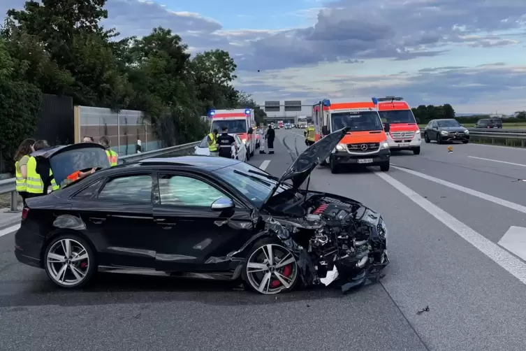 Bei einem Unfall auf der A6 bei Beindersheim wurden die zwei Autos gut 150 Meter über die Fahrbahn geschleudert. 