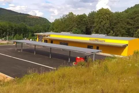 Nicht zu übersehen, wer hier baut: Während sich das künftige Verteilzentrum der Post im interkommunalen Gewerbegebiet zwischen W
