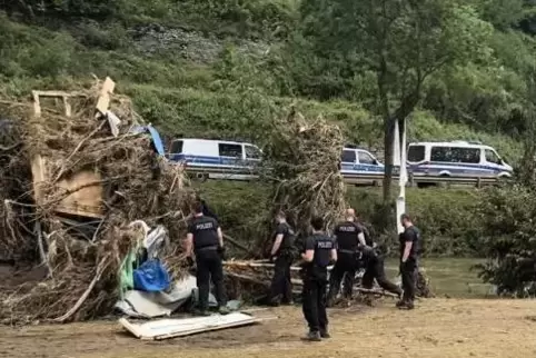 Hohe Schuttberge erschwerten die Suche nach Toten und Verletzten.