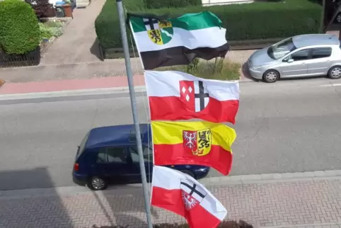 Vier Flaggen aus dem rheinland-pfälzischen Krisengebiet: Mast im Vogelgesang.