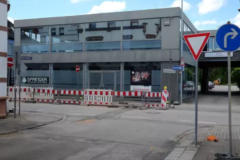 Wer in der Storchenstraße ist, darf nur nach rechts abbiegen. Doch da versperrt die Baustelle die Weiterfahrt.