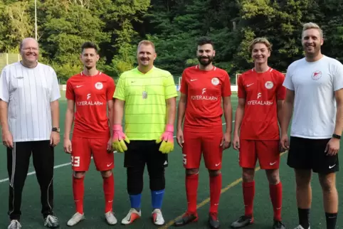 Seebacher Übungsleiter mit Neuzugängen (von links): Trainer Roland Beck, Kevin Schwehm, Ferdinand Schill, Aygün Coban, Luca Grün