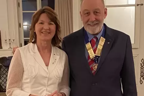 Die frühere Präsidentin Ruza Galez-Hoffmann überreicht dem neuen Präsidenten Christoph Drath die Amtskette.