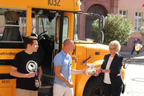 Eine von mehreren Spendenübergaben: Foodtruck- und Black-Stork-Vertreter bei Oberbürgermeisterin Stefanie Seiler. 