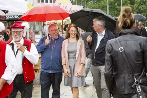 Leichter Regen bei der Eröffnung des Weilerbacher Weindorfs 2019: Weinkönigin Meike Klohr (Mitte) wird von Dorfchef Horst Bonhag