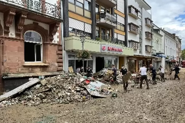 Helfern w&uuml;hlen sich durch Schuttberge und Schlamm.
