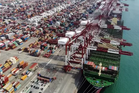 Die Mission der Fregatte Bayern ist auch ein Fingerzeig Richtung China. Das Foto zeigt den Hafen von Qingdao in der ostchinesisc
