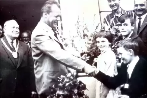  Anfang der 60er Jahre besuchte Willy Brandt als SPD-Kanzlerkandidat Zweibrücken: links der damalige OB Oskar Munzinger.