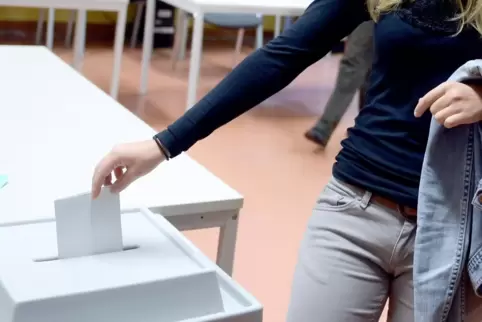 Landen in kleinen Gemeinden genügend Stimmzettel in der Urne, damit das Wahlgeheimnis gewahrt bleibt? Landen in kleinen Gemeinden genügend Stimmzettel in der Urne, damit das Wahlgeheimnis gewahrt bleibt?