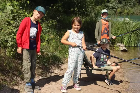 Beim Angeln ist auch Geduld gefragt (von links): Lukas, Lea, Ole (sitzend) und Elias.