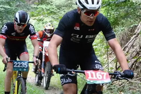  Luis Neff (Karslruhe), Zweiter auf der 45-Kilometer-MTB-Distanz, fährt vor dem Gravelbike-Langdistanzsieger Julius Butenschön (