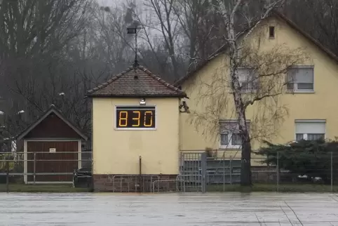 Das Pegelhäuschen am Rhein bei Maxau. So hoch steigt der Pegel derzeit aber nicht.