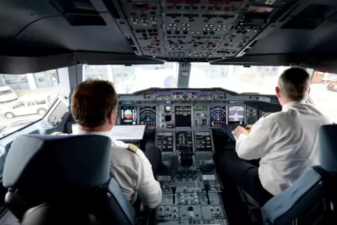 Zwei Piloten im Cockpit eines Lufthansa-Airbus A380. 