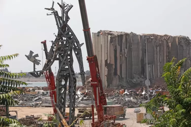 Eine Skulptur aus Überresten der Trümmer erinnert im Hafen an die verheerende Explosion. 