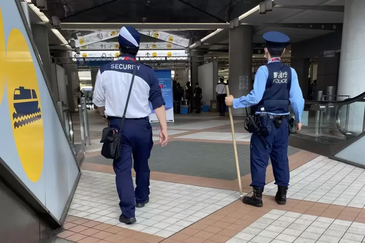 Verteidigen mit dem Besenstiel – für japanische Polizisten ist das kein Problem. 