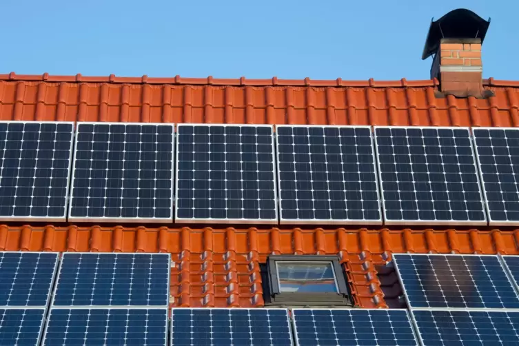 Neben den klassischen Solaranlagen auf dem Dach können Hausbesitzer und Mieter auch Stecker-Solarmodule nutzen, die auf dem Balk