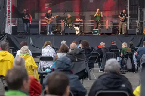 Die „Anonyme Giddarischde“, Kultband aus Frankenthal, lockten mehr als 100 Zuschauer auf den Lauterecker Festplatz. 
