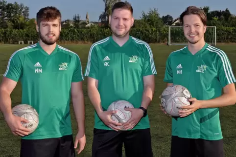 Ellerstadts Trainer Riccardo Coppola (Mitte) mit zwei der vier Neuzugänge, Leon Kapagiannidis (links) und Merlin Gorscak. Es feh