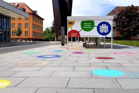 Blick ins vergangene Jahr: Am Boden vor der Bushaltestelle sollen bunte Kreise dabei helfen, den richtigen Abstand einzuhalten. 