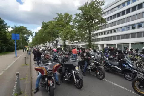 2000 Motorradfahrende demonstrierten am Sonntag in Saarbrücken gegen drohende Fahrverbote und sammelten Geld für Flutopfer.