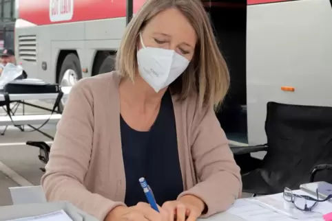 Zuständig für die Papierarbeit in Landau: Bettina Lloyd.