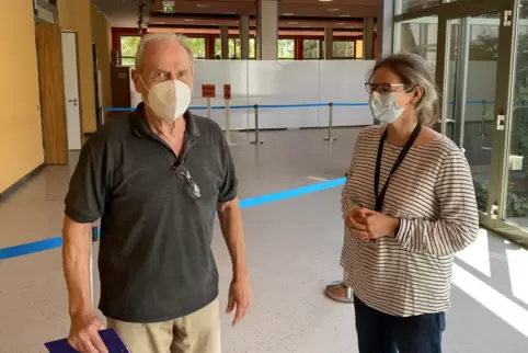 Impfzentrum in der Stadthalle: Leiterin Birgit Walther freut sich über „Spontan-Impfling“ Cornelius Rosette.