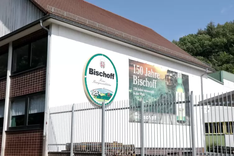„150 Jahre Bischoff“ heißt es am Verwaltungsgebäude der Brauerei in Winnweiler – das Jubiläum war 2016.