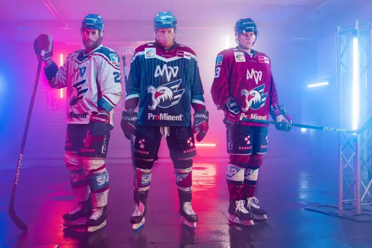 Matthias Plachta, David Wolf und Tim Wohlgemuth (von links) pr&auml;sentieren die neuen Trikots der Adler. 