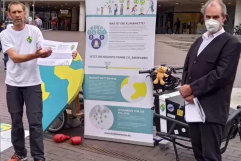 Michael Bilharz (links) und Alexander Thewalt beim Startschuss für die Klimawette am Montag auf dem Rathausplatz. 