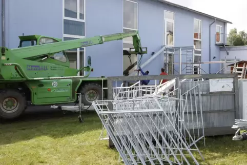 Brandschutz verbessern: An der Grundschule Rodenbach wird unter anderem eine Fluchttreppe installiert.
