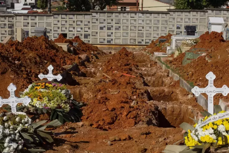 Besonders stark stiegen die Todeszahlen in einigen lateinamerikanischen Ländern (unser Bild zeigt einen Friedhof in Brasilien).