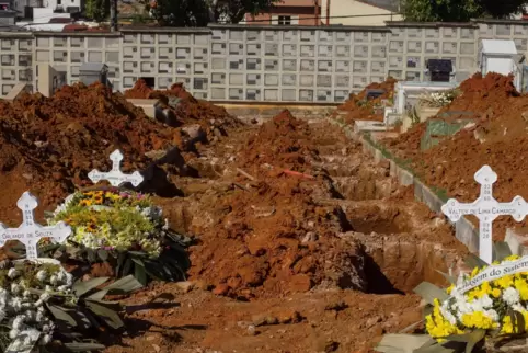 Besonders stark stiegen die Todeszahlen in einigen lateinamerikanischen Ländern (unser Bild zeigt einen Friedhof in Brasilien).