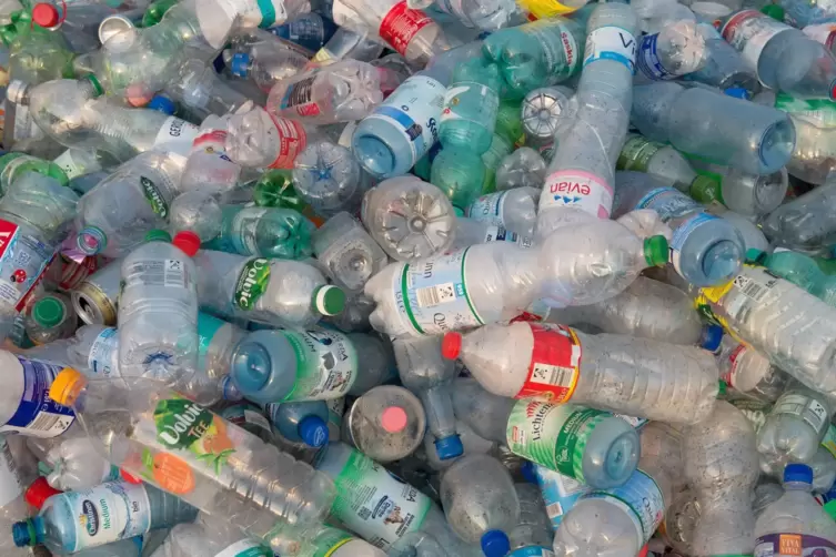Kunststoff aus recycelten Flaschen soll vom kommenden Jahr an in die Pkw-Reifenherstellung bei Continental einfließen.