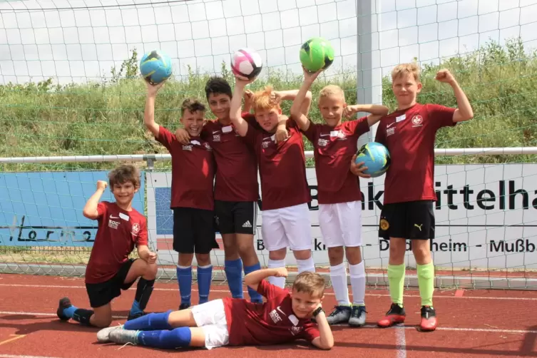 Hatten viel Spaß und abwechslungsreiches Training mit der FCK-Fußballschule (hinten von links): Valentin, Linus, Maxi, Marlon, M