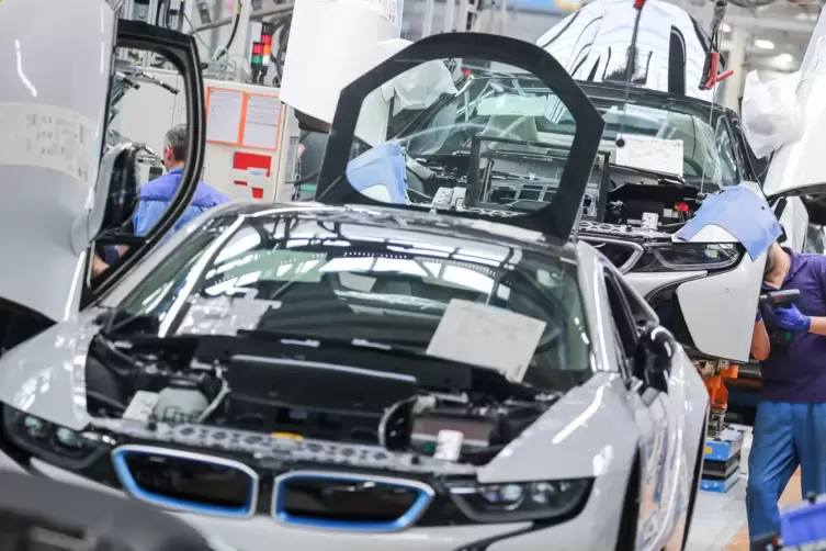 Mitarbeiter im BMW-Werk Leipzig arbeiten in der Montage des i8. Die Produktion dieses Modells ist inzwischen eingestellt. 