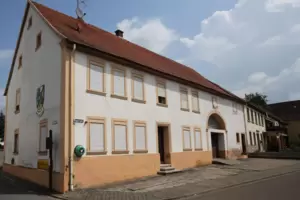 Das Gebäude Ringstraße 12 (links) wird abgerissen. Um das Anwesen daneben läuft derzeit noch ein Rechtsstreit. Das Gebäude Ringstraße 12 (links) wird abgerissen. Um das Anwesen daneben läuft derzeit noch ein Rechtsstreit.