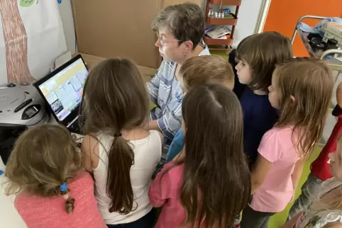 Erzieherin Kerrit Lücke stellt zusammen mit den Kindern ein Video auf die Internetplattform Padlet, damit alle Familien es onlin