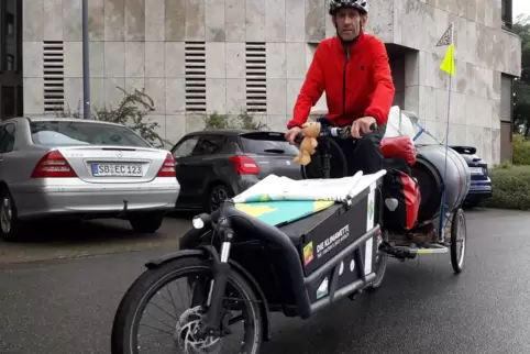 Am Dienstagmittag erreichte Michael Bilharz mit seinem Lastenfahrrad samt Anhänger gegen 12.30 Uhr das Homburger Rathaus am Foru